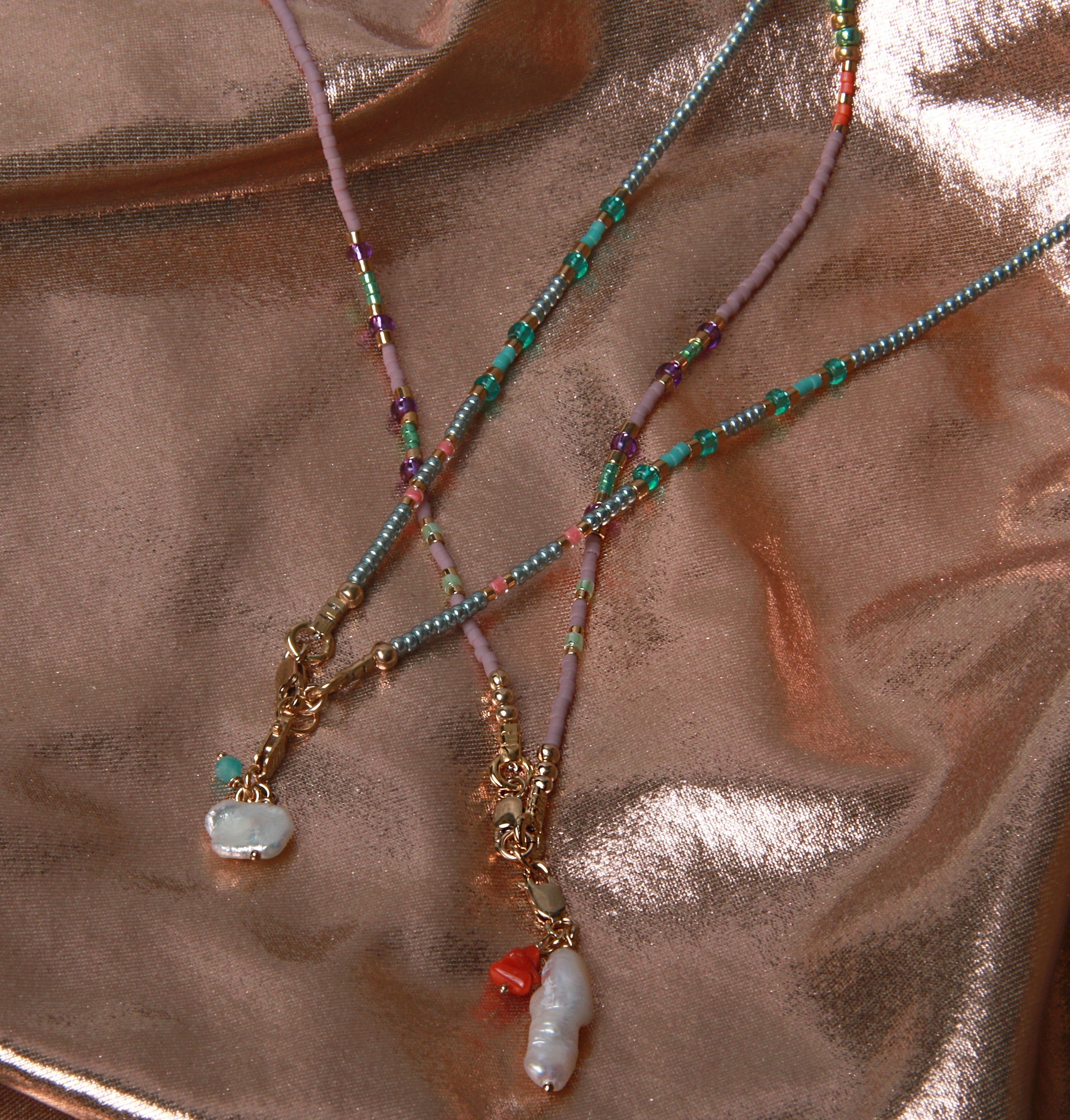 Bunte Perlenketten in türkis und lila mit Süßsswasser-Perlen am Verschluss