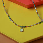 EPiC Jewelry beachy perl necklace mit per hand aufgefädelten Keshi Akoya Perlen, bunten Glasperlen und einem wunderbaren Prehnit Anhänger auf Fabrigem Hintergrund