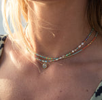 EPiC Jewelry beachy perl necklace mit per hand aufgefädelten Keshi Akoya Perlen, bunten Glasperlen und einem wunderbare Aqua Chalcedon Stein getragen in schönem Morgenlicht