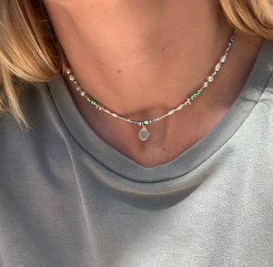 EPiC Jewelry beachy perl necklace mit per hand aufgefädelten Keshi Akoya Perlen, bunten Glasperlen und einem wunderbare Aqua Chalcedon Stein getragen im Sommer