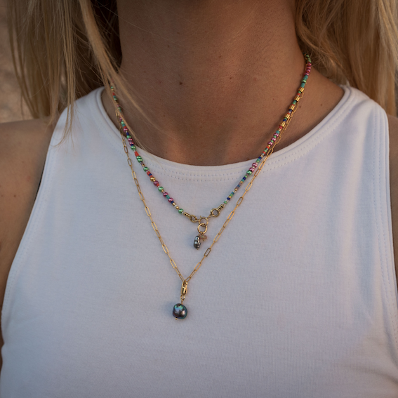 Bunte Halskette aus Glasperlen die auf eine Gold filled Kette gefädelt werden mit Süsswasser Perle und Opal am Verschluss